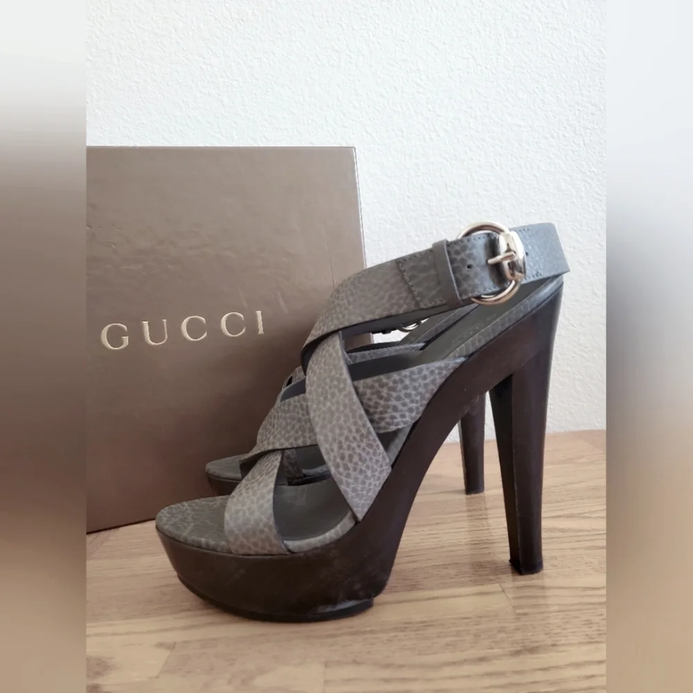 Gucci Pebbled Asphalt Grey Leather Strappy Platform Sandals Women's Shoes 8.5